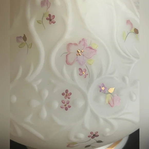 Fenton Satin Custard Ruffled Crimped Edge Vase Pink Flowers signed D Wright - Picture 4 of 9